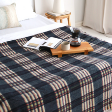 Görseli Galeri görüntüleyiciye yükleyin, Woolmark Tartan Çift Kişilik Saf Yün Battaniye Siyah
