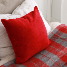 Görseli Galeri görüntüleyiciye yükleyin, Teddy Ultra Soft Kırlent Kılıfı 45x45 cm Kırmızı
