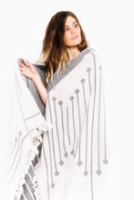 Görseli Galeri görüntüleyiciye yükleyin, Stripe Müslin %100 Pamuk Peştamal Füme 100x200 cm
