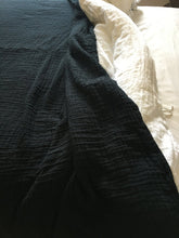 Görseli Galeri görüntüleyiciye yükleyin, Navigli Tek Kişilik 4 Kat Müslin Yatak Örtüsü - Pike Siyah
